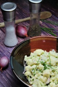 blumenkohl salat mit schnittlauch und scharlotten - die frau am grill