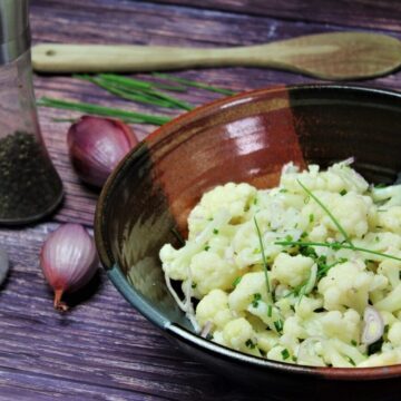blumenkohl salat in schuessel