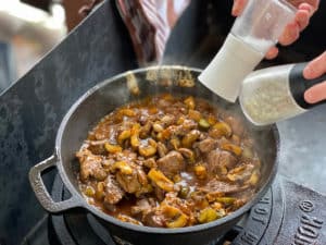 boeuf stroganoff mit salz und pfeffer abschmecken