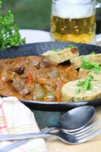 brauhaus gulasch mit serviettenknoedel - die frau am grill