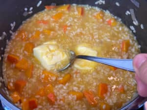 butter ins kuerbisrisotto geben
