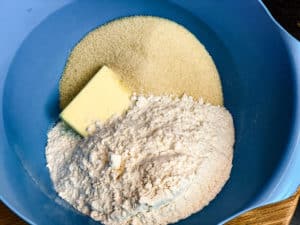 butter, mehl und zucker zu streuseln verruehren