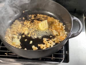 butter zu knoblauch und zwiebel in pfanne geben