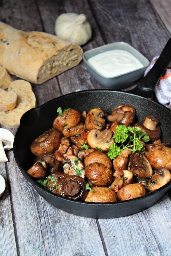 gebratene champignons in der pfanne mit sauce tartare - die frau am grill