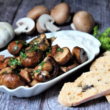 champignons auf teller mit knoblauch sosse