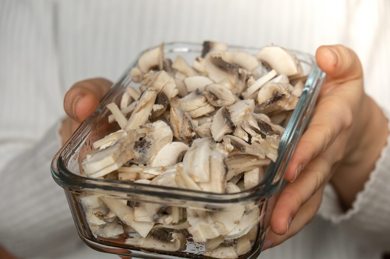 geschnittene Champignons in gefrierbox