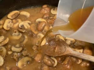 champignons mit fond aufgiessen