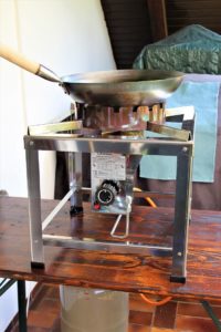 chattenglut hockerkocher auf tisch - die frau am grill