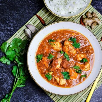 chicken tikka masala im teller mit reis