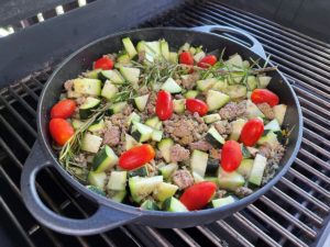 cocktailtomaten in die zucchinipfanne geben