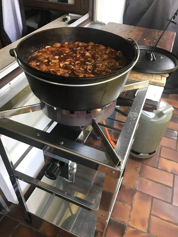 cowboy gulasch im lodge dutch oven auf hockerkocher - die frau am grill