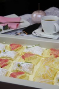 cremeschnitten in backform - kaffeetasse - die frau am grill