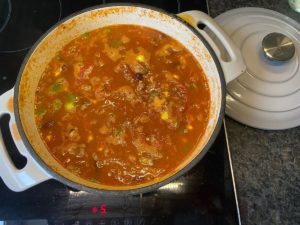 das chili con carne im topf fuer ungefaehr 90 minuten koecheln lassen