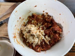 das eingeweichte broetchen in die hackfleischmasse kneten