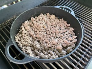 das hackfleisch im heissen oel kruemelig anbraten