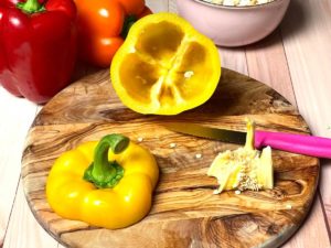 deckel von der paprika schneiden und kerngehaeuse entfernen