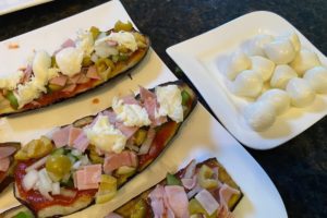 die auberginen pizza mit kaese belegen