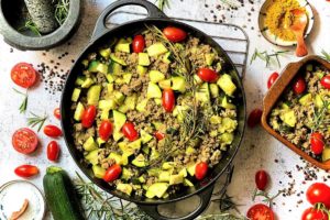 die zucchini pfanne vor dem servieren mit salz und pfeffer abschmecken