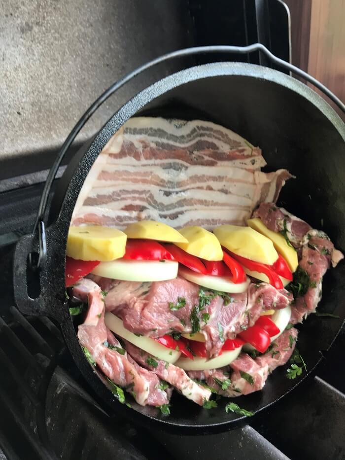 dutch oven aufstellen zum vertikalen schichten - die frau am grill