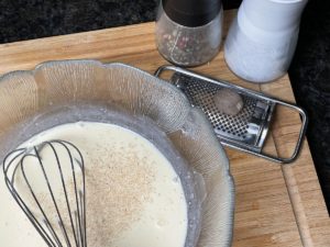 ei sahne sosse mit muskatnuss, salz und pfeffer wuerzen