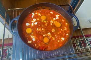 eier in shakshuka pfanne geben und in backofen garen