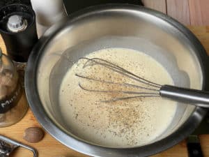 eier sahne gemisch mit salz, pfeffer und geriebener rmuskatnuss wuerzen