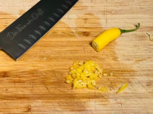 eine klein gehackte gelbe chilischote