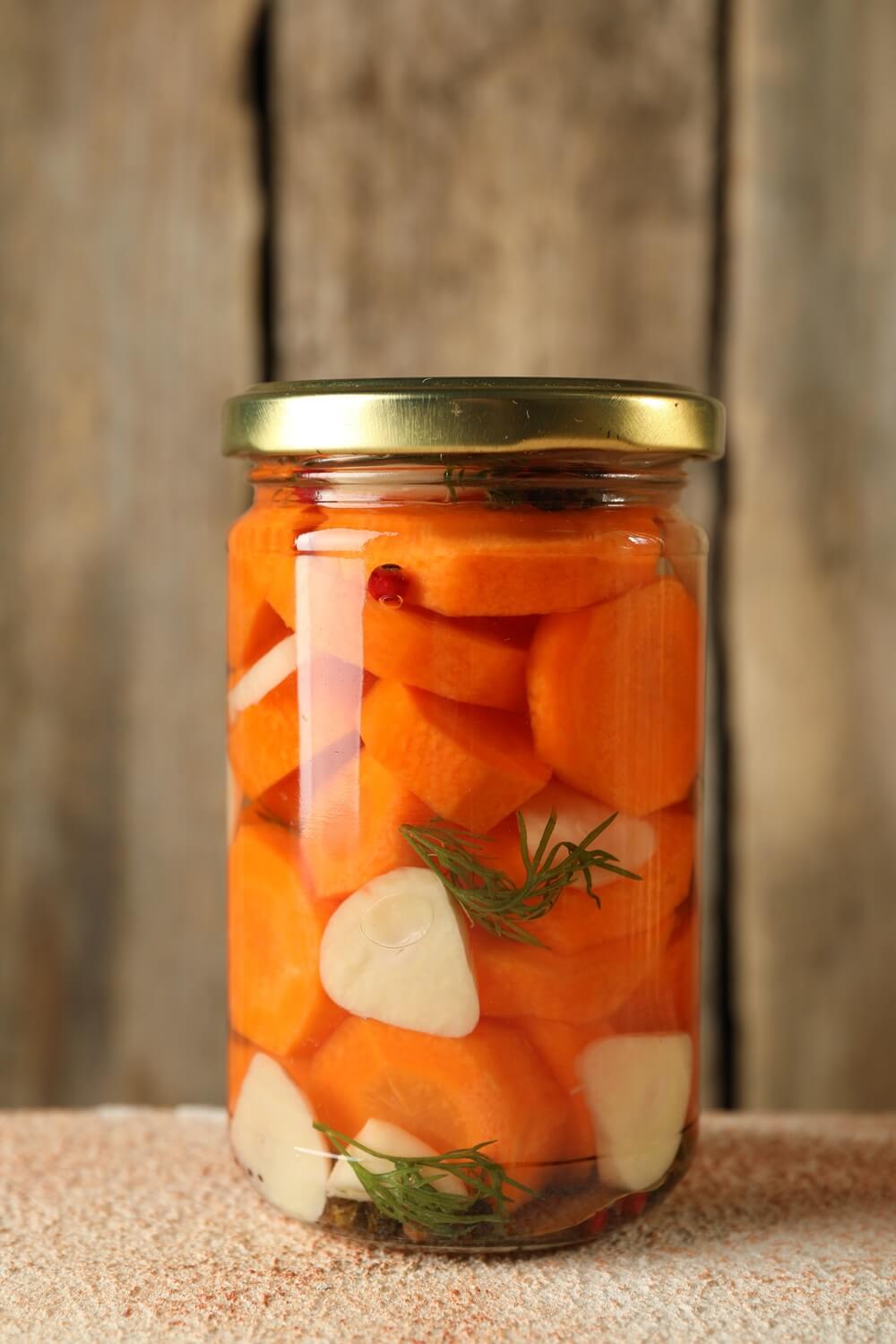 eingelegtes karotten gemuese in glas