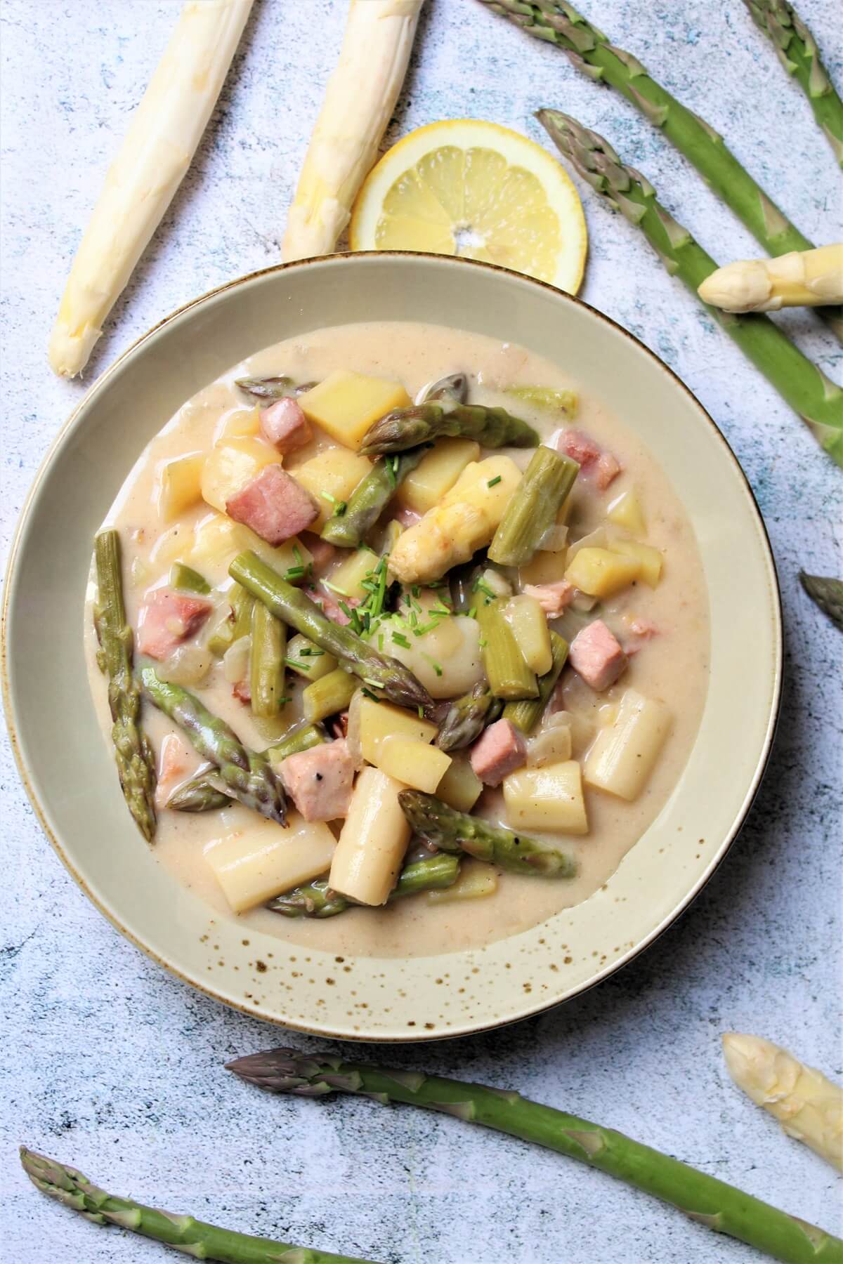 spargel mit schinken und kartoffeln auf teller - die frau am grill
