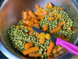 erbsen und moehren fuer nudelsalat abgiessen