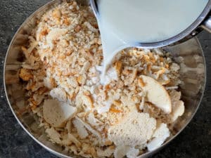 erhitze milch ueber klein geschnittenes knoedelbrot giessen
