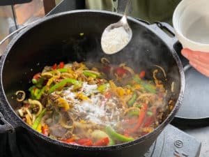 erhitzte zutaten der gyrossuppe im topf mehlieren