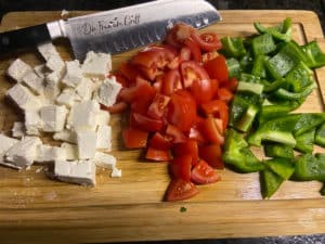 feta, tomate und paprika in mundgerechte stuecke geschnitten