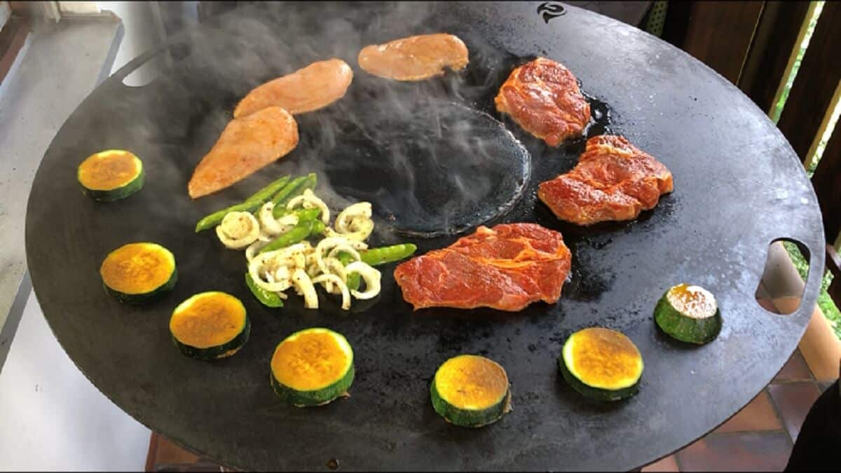 feuerplatte ohne loch mit grillgut - die frau am grill