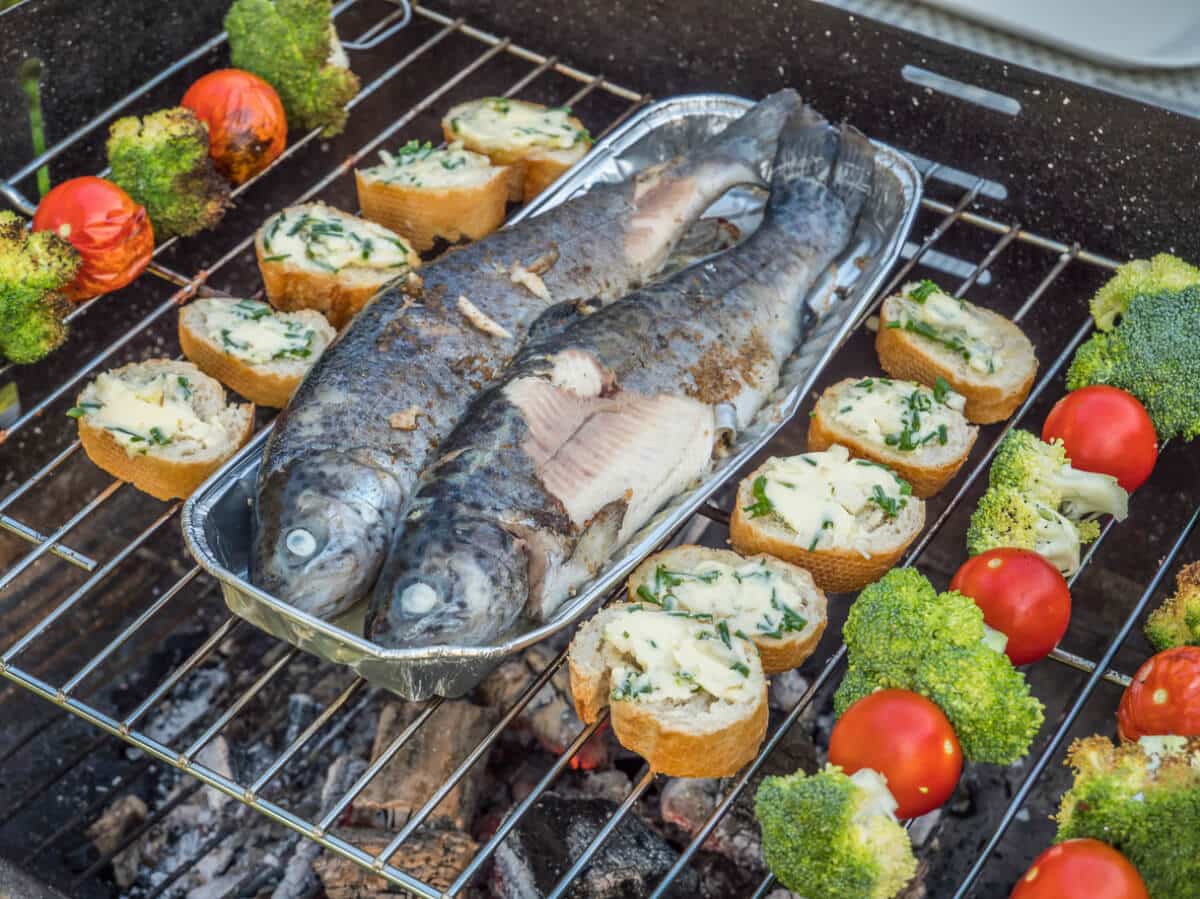 fisch in aluschalen auf grillrost