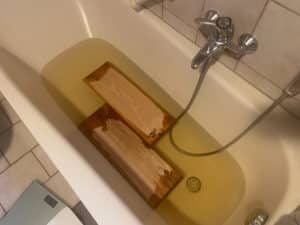 flammlachsbretter in badewanne zum waessern