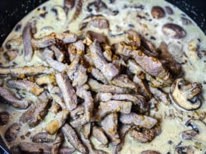 fleisch zum gemuese in die pfanne geben