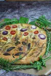 focaccia garden - hochkant - die frau am grill