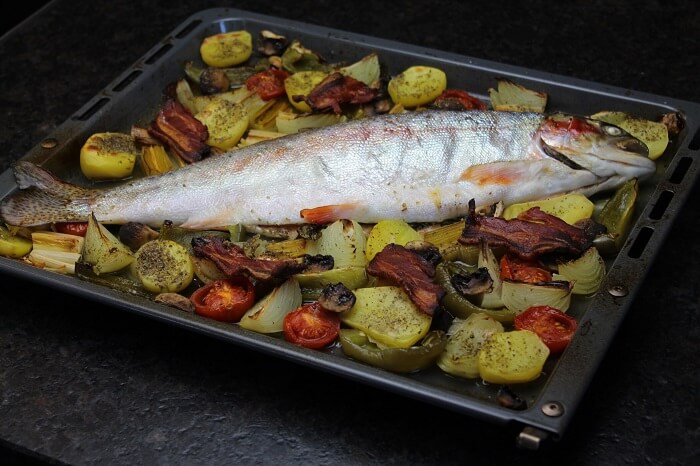 fisch auf backblech mit gemuese