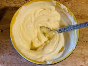 frischkaese mit puderzucker und limettensaft verruehrt