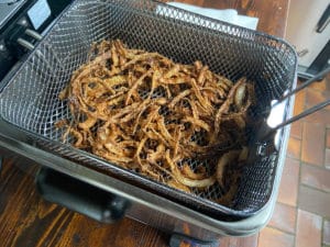 frittierte roestzwiebeln abtropfen lassen