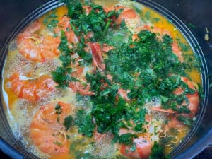 garnelenpfanne mit frischer petersilie garnieren