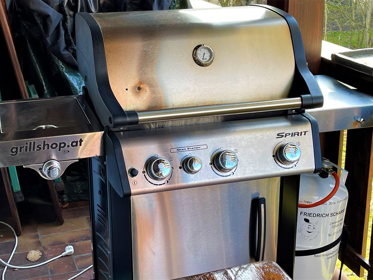 gasgrill reinigen - innen und aussen putzen - anleitung - die frau am grill