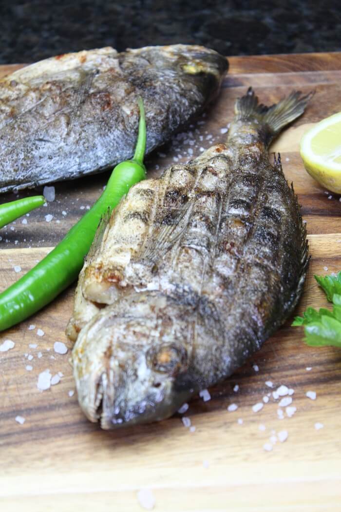 gegrillte dorade - die frau am grill
