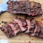 gegrilltes flap steak - flap meat auf brett - die frau am grill