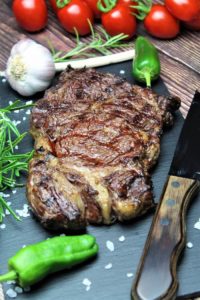 gegrilltes ribeye steak - die frau am grill