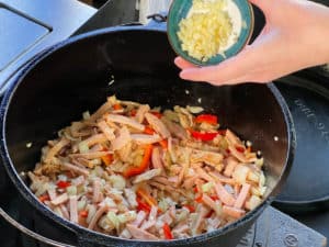 gehackten knoblauch zum soljanka topf geben