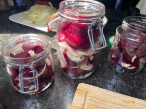 gekochte und geschnittene rote bete mit zwiebeln ins einweckglas geschichtet