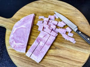 gekochten schinken in streifen schneiden