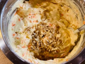 gemahlene haselnuesse und gehackte walnuesse in rueblikuchenteig geben